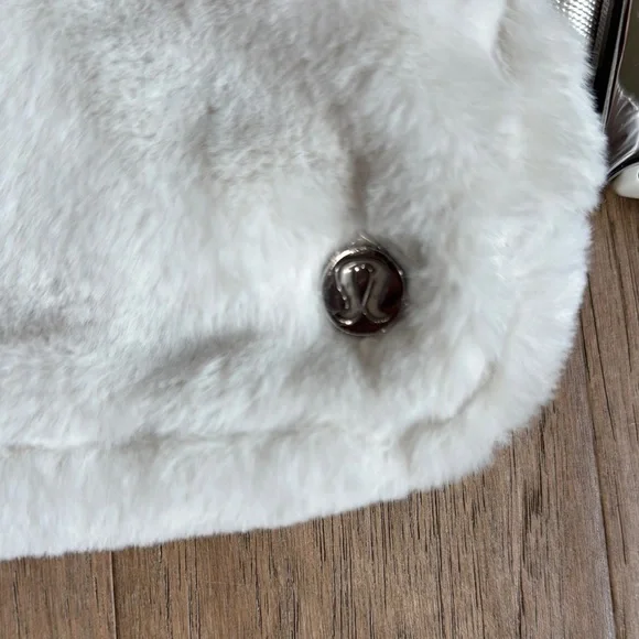 NWOT Lululemon Everywhere Belt Bag Plush Fleece Bone Silver - Picture 4 of 8